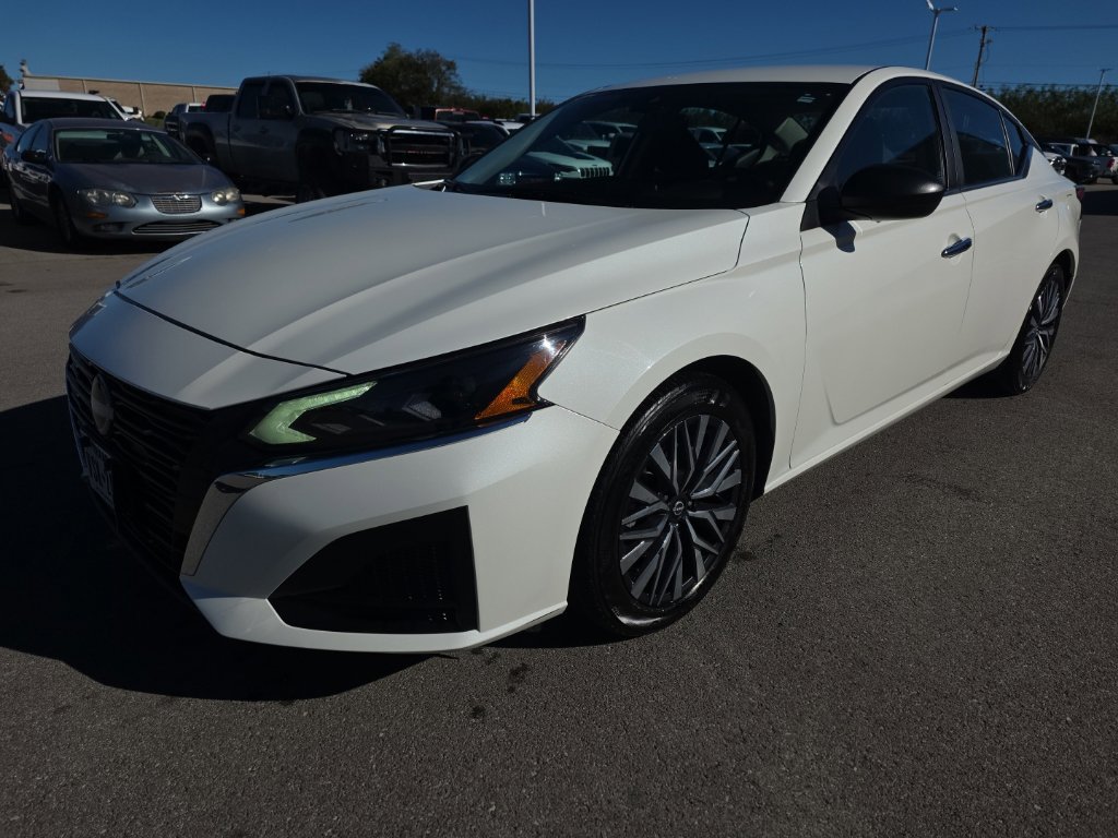 Used 2025 Nissan Altima 2.5 SV FWD image 1
