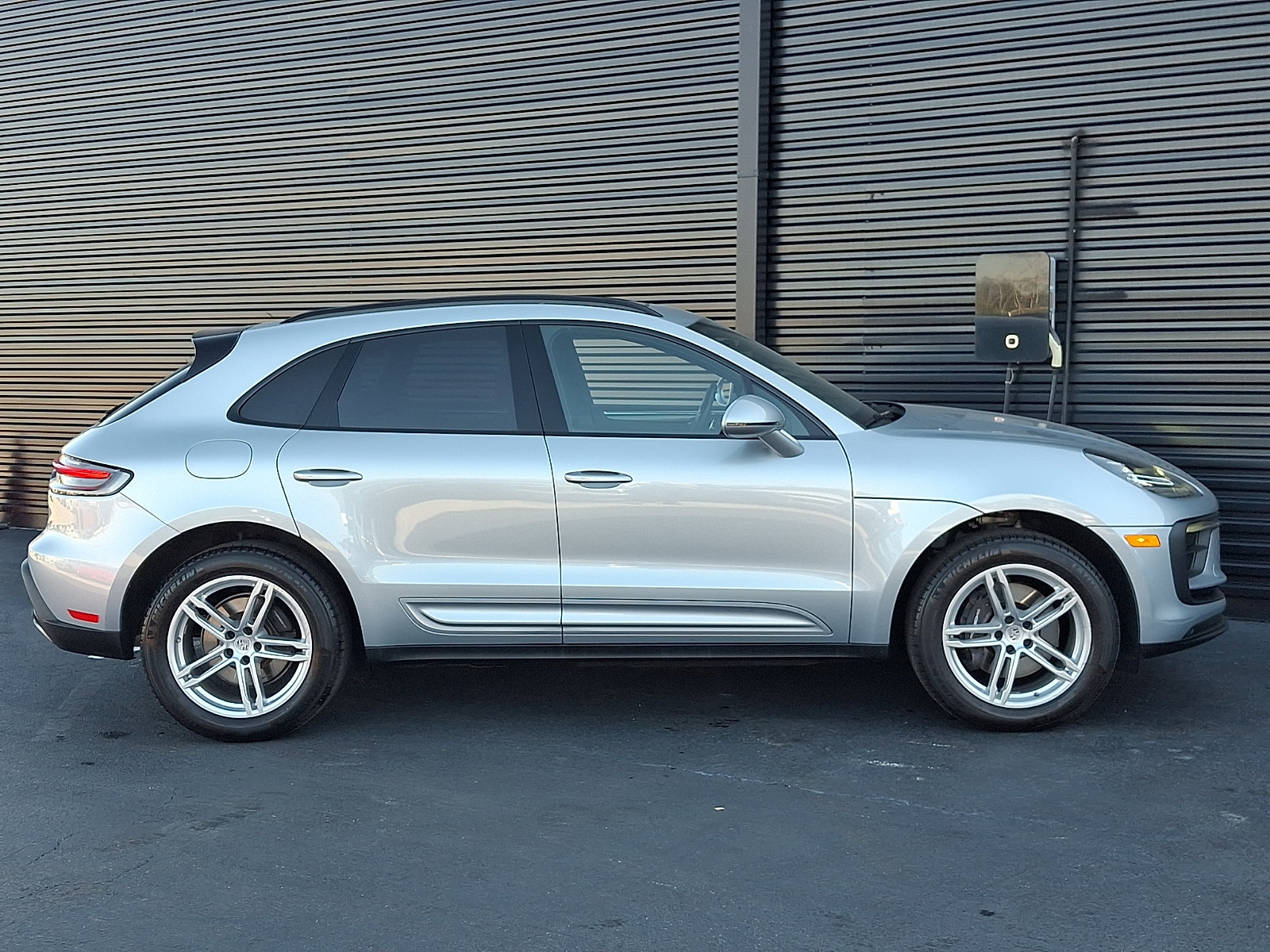 Certified 2025 Porsche Macan AWD/4WD image 8