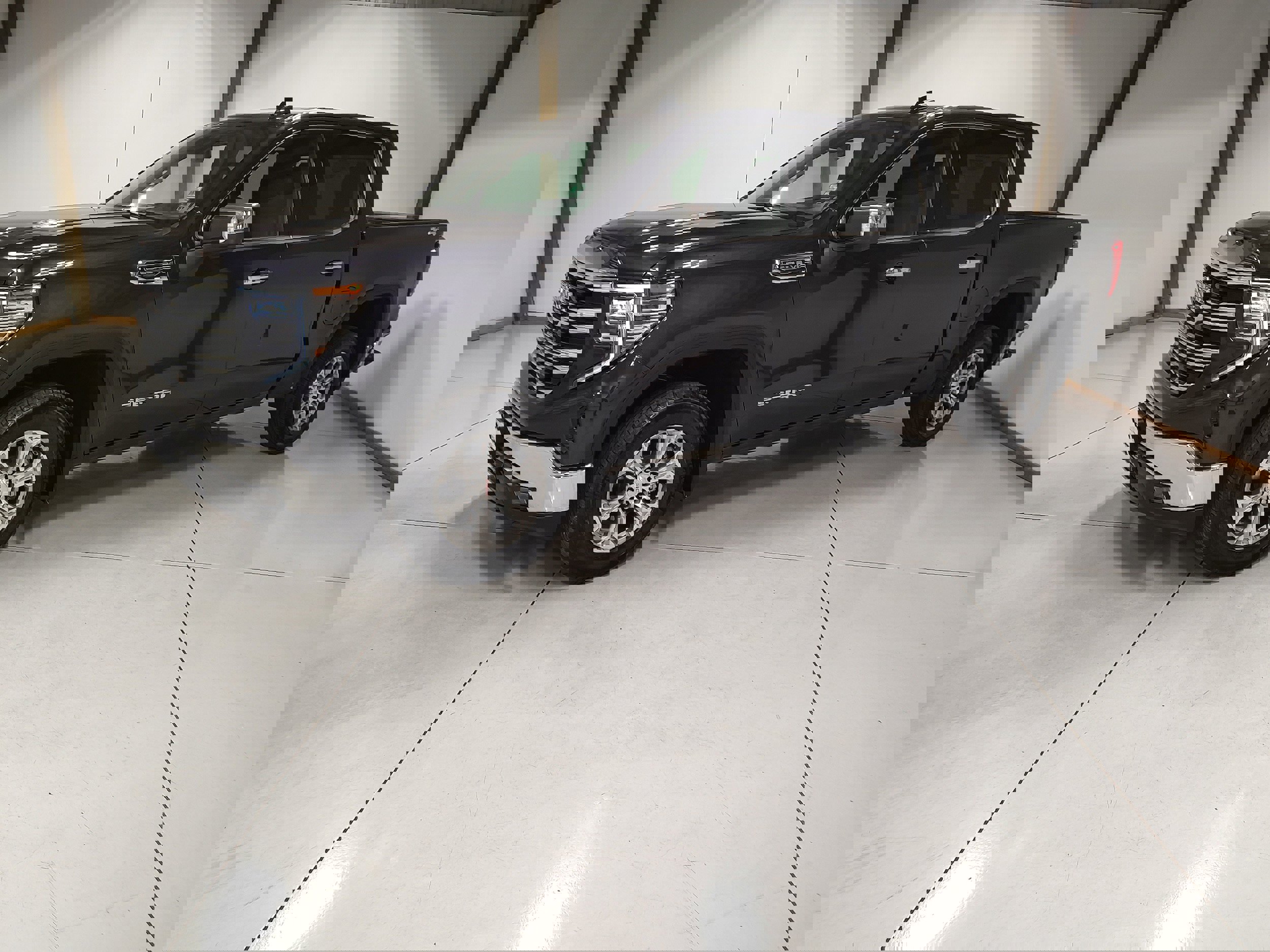 Used 2025 GMC Sierra 1500 SLT image 4