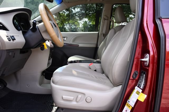 Used 2013 Toyota Sienna XLE FWD image 13
