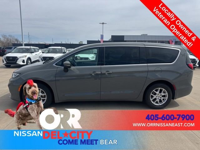 Used 2023 Chrysler Pacifica Touring-L image 2