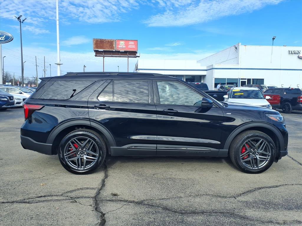 Used 2025 Ford Explorer ST-Line w/ ST-Line Street Pack image 2