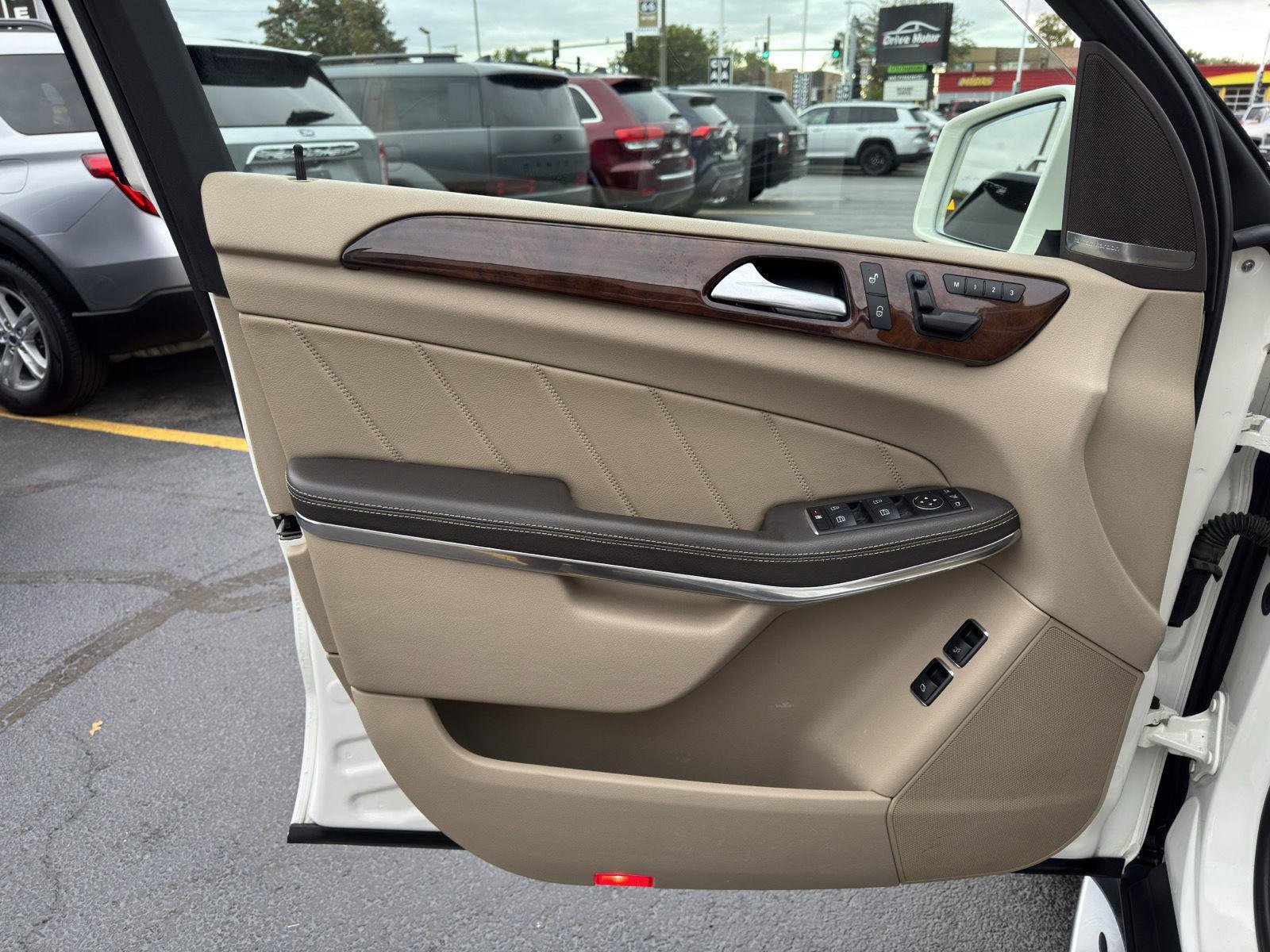 Used 2014 Mercedes-Benz GL 550 4MATIC image 21