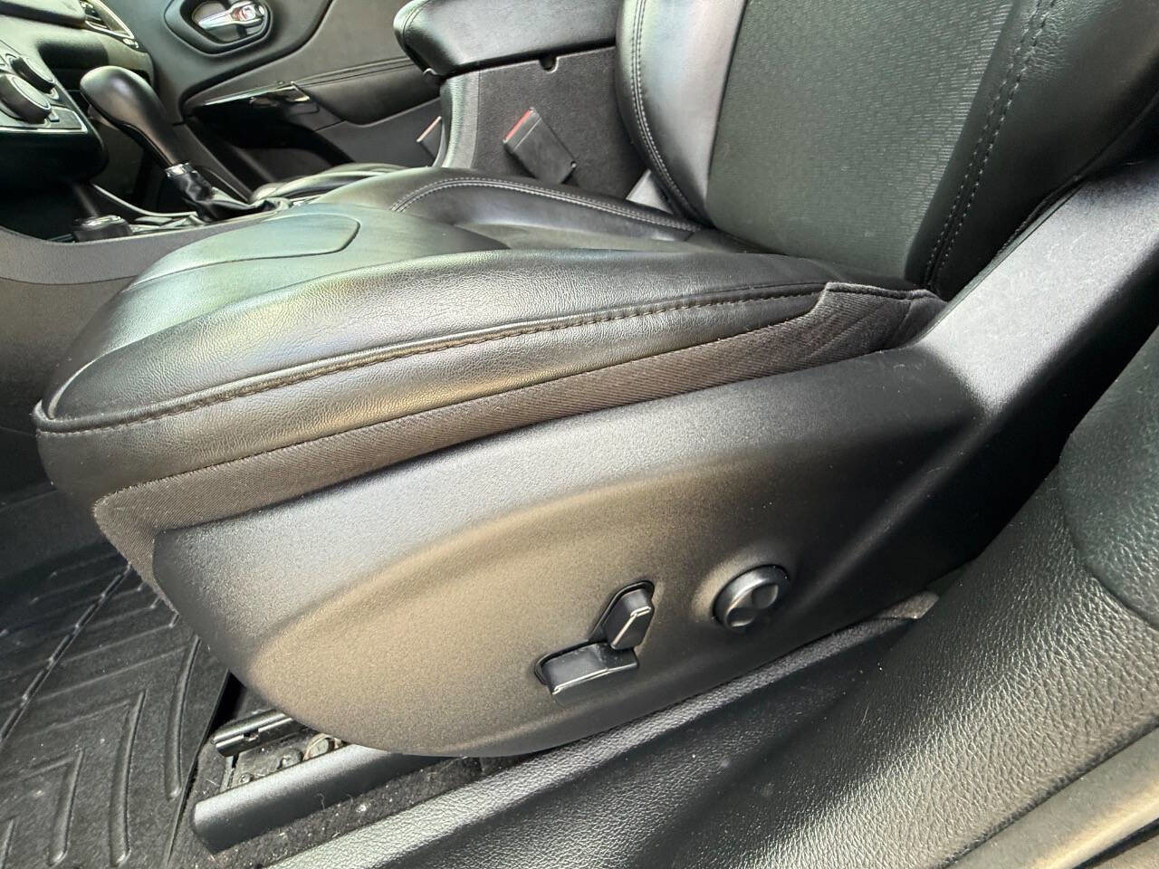 Used 2021 Jeep Cherokee Latitude Plus AWD/4WD image 15