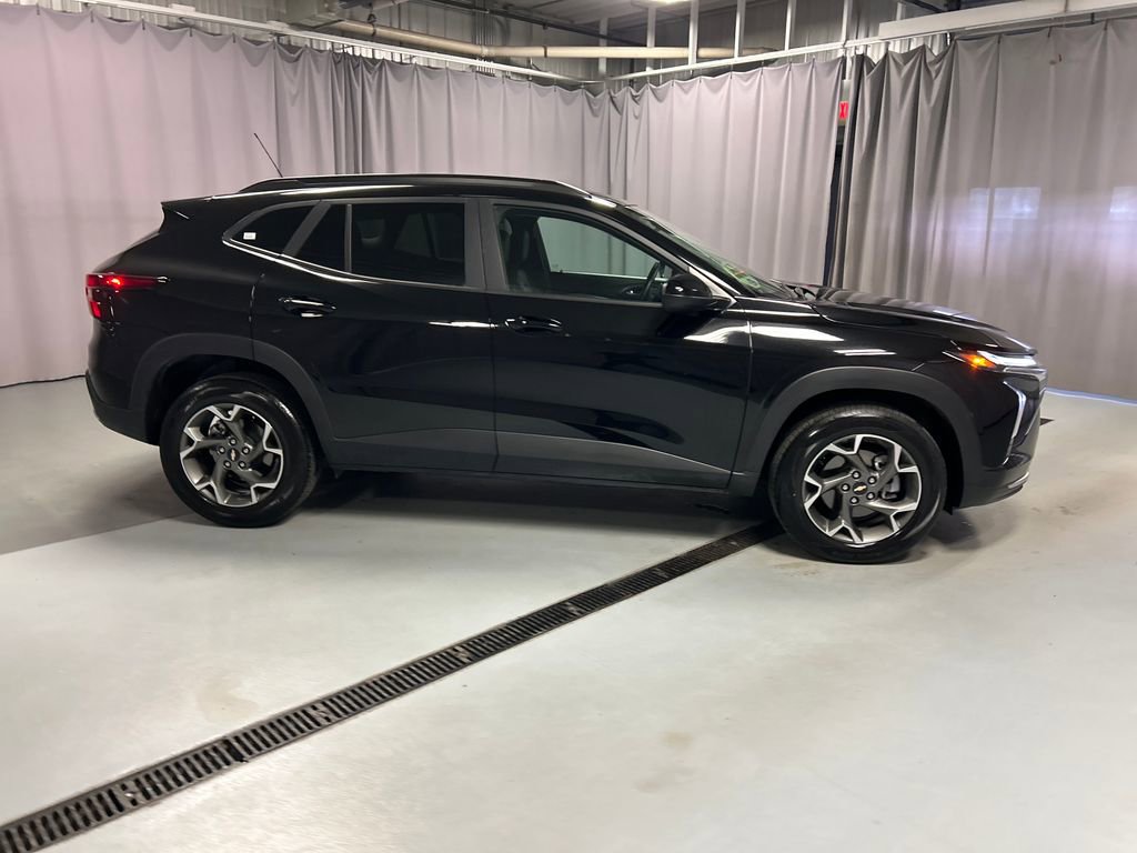 Used 2025 Chevrolet Trax LT w/ LT Convenience Package FWD image 8