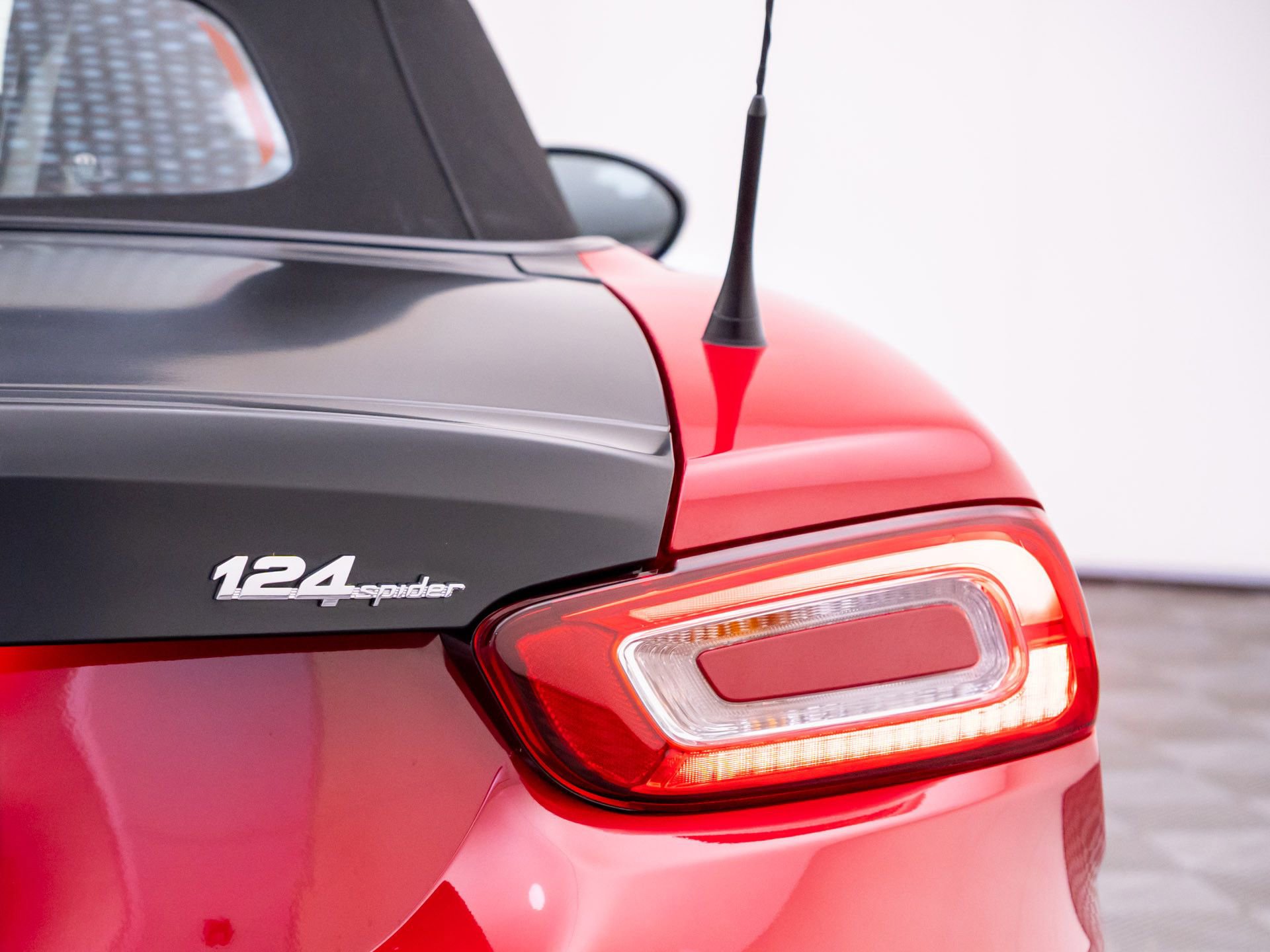 Used 2018 FIAT 124 Spider Abarth w/ Convenience Group RWD image 46