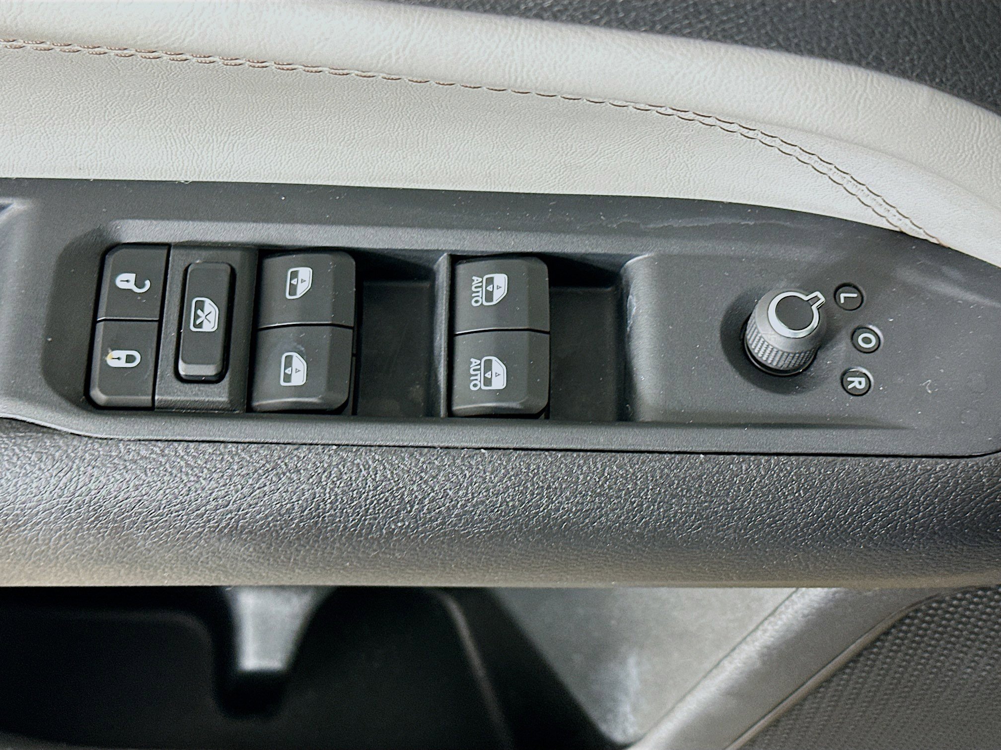 Used 2025 Jeep Compass Limited image 15