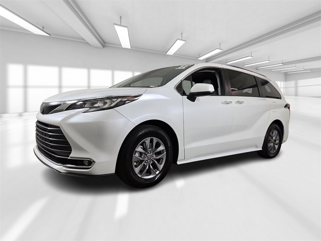 Used 2022 Toyota Sienna XLE image 2