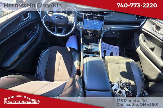 Used 2023 Jeep Grand Cherokee Altitude AWD/4WD image 10
