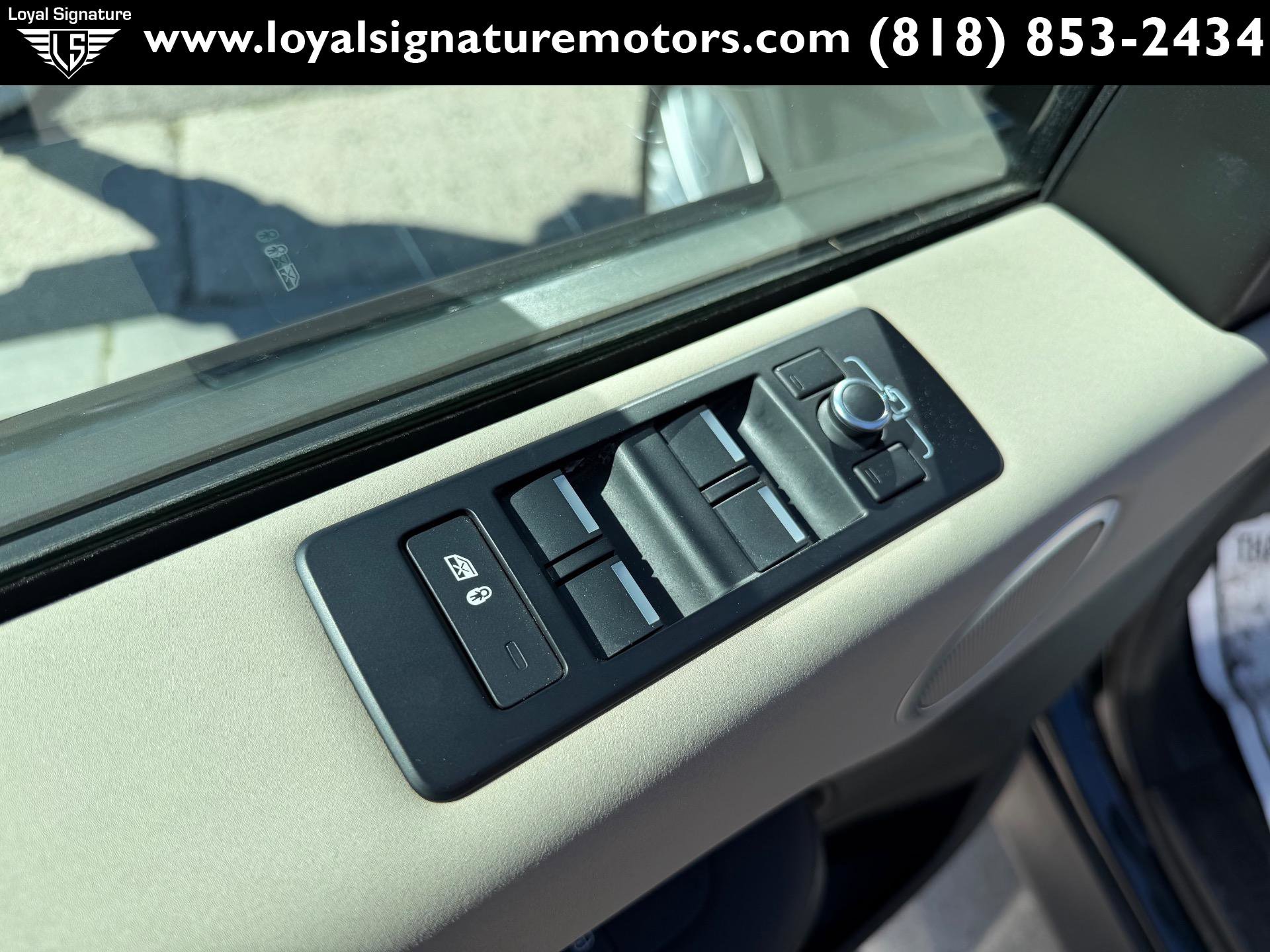 Used 2017 Land Rover Discovery SE image 23