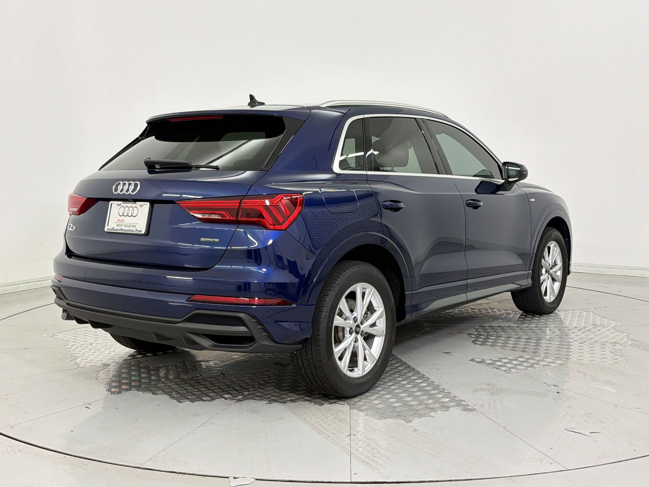 Certified 2025 Audi Q3 2.0T Premium w/ Convenience Package AWD/4WD image 9