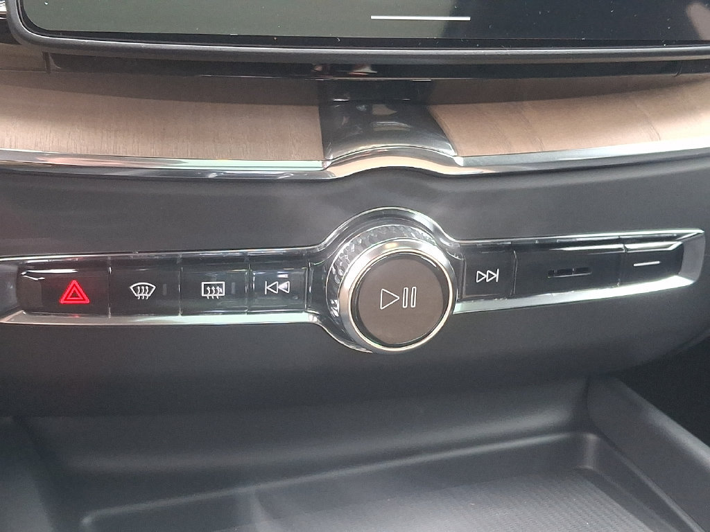 New 2027 Volvo XC60 B5 Plus AWD/4WD image 13