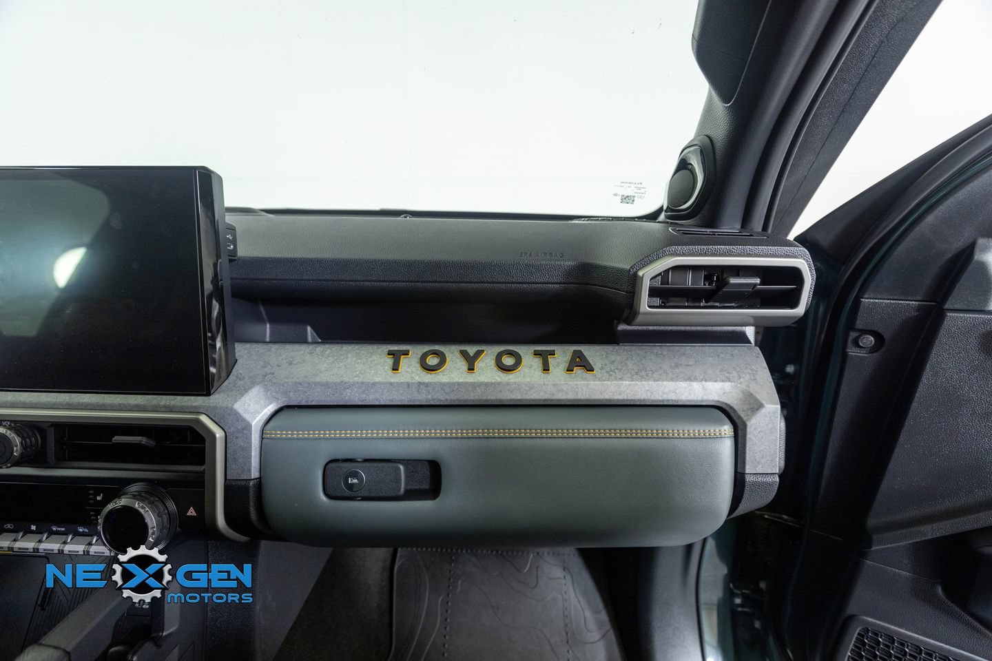 Used 2025 Toyota 4Runner Trailhunter AWD/4WD image 38
