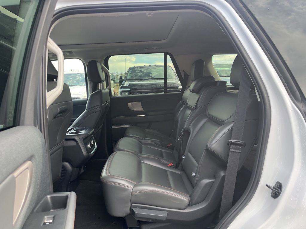 Used 2025 Ford Expedition Active AWD/4WD image 9