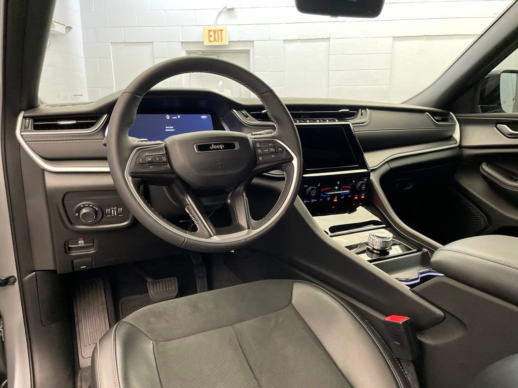 New 2025 Jeep Grand Cherokee L Altitude RWD image 9