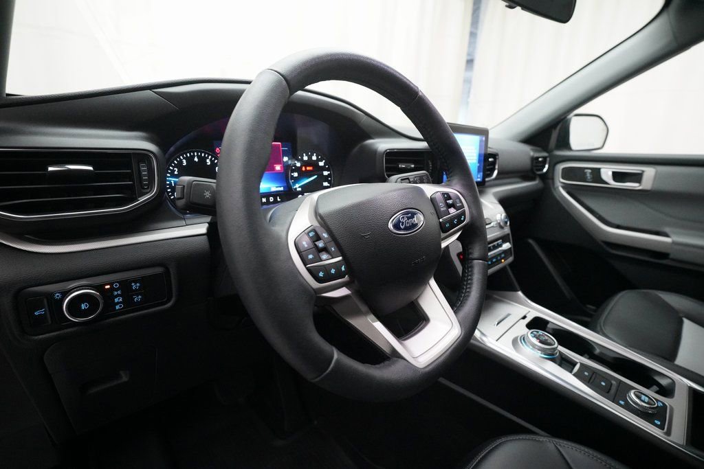 Used 2023 Ford Explorer XLT w/ Equipment Group 202A image 8