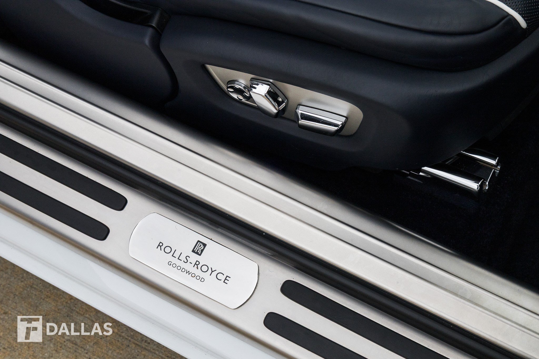 Used 2019 Rolls-Royce Dawn RWD image 35