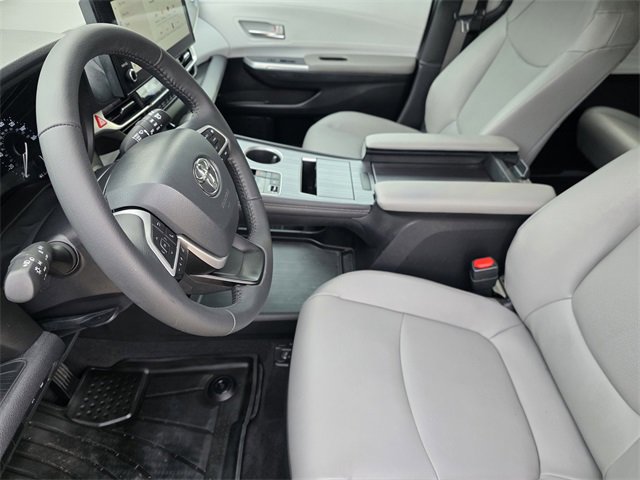 Used 2025 Toyota Sienna XLE image 10