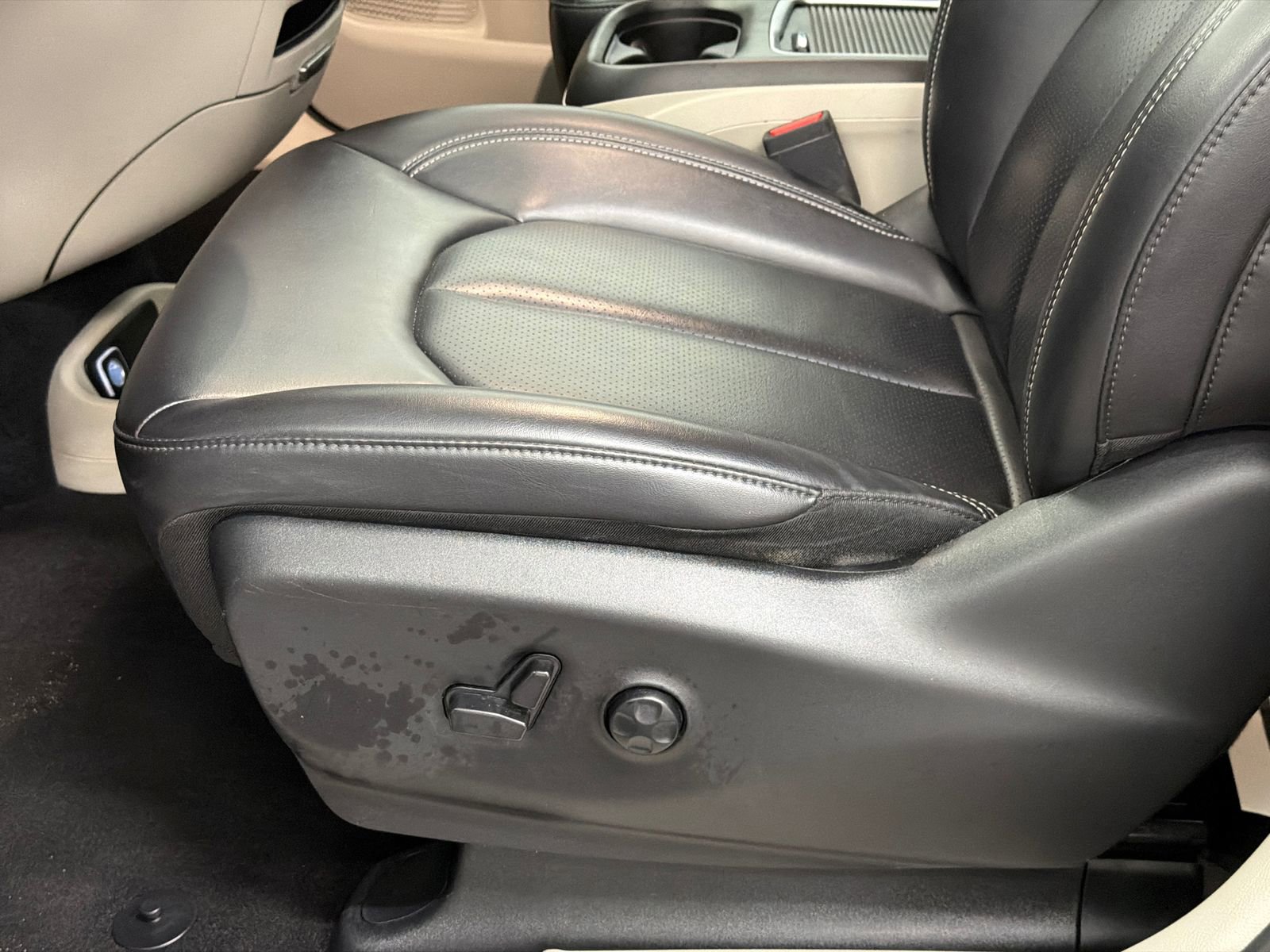 Used 2023 Chrysler Pacifica Touring-L FWD image 15