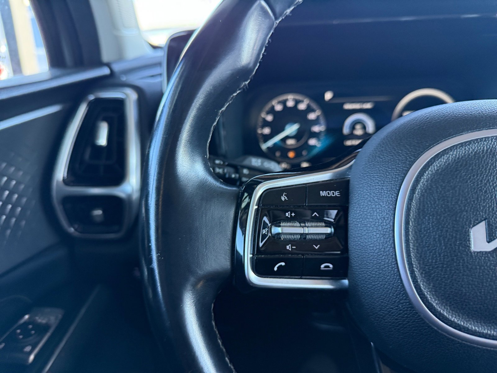 Used 2023 Kia Sorento SX image 18