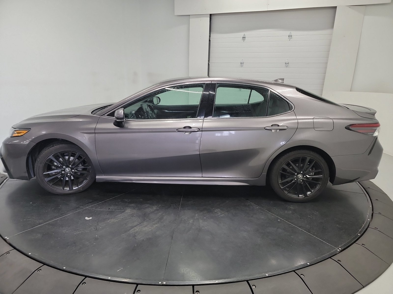 Used 2023 Toyota Camry XSE FWD image 4