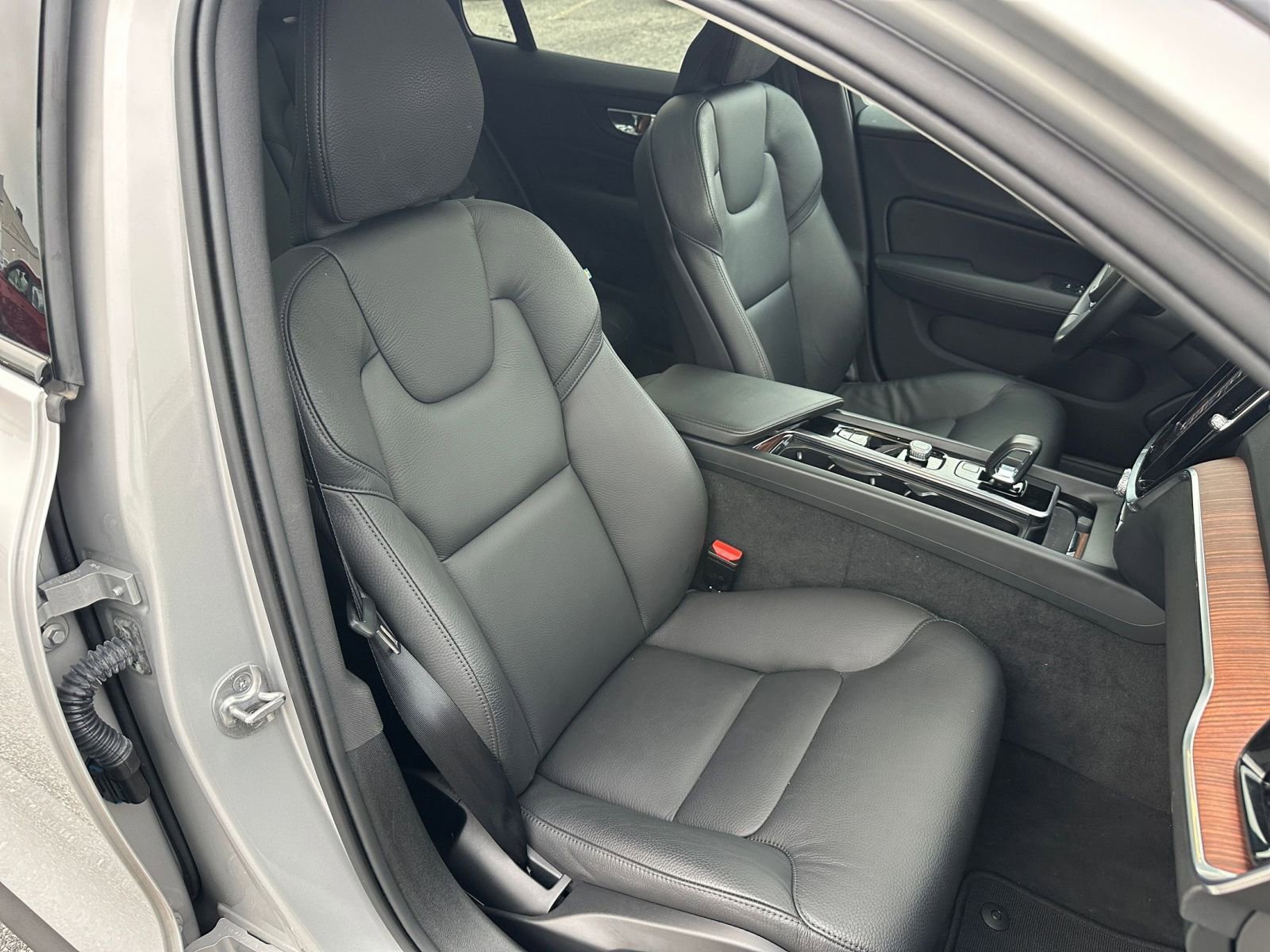 Used 2025 Volvo V60 B5 Cross Country Plus image 35