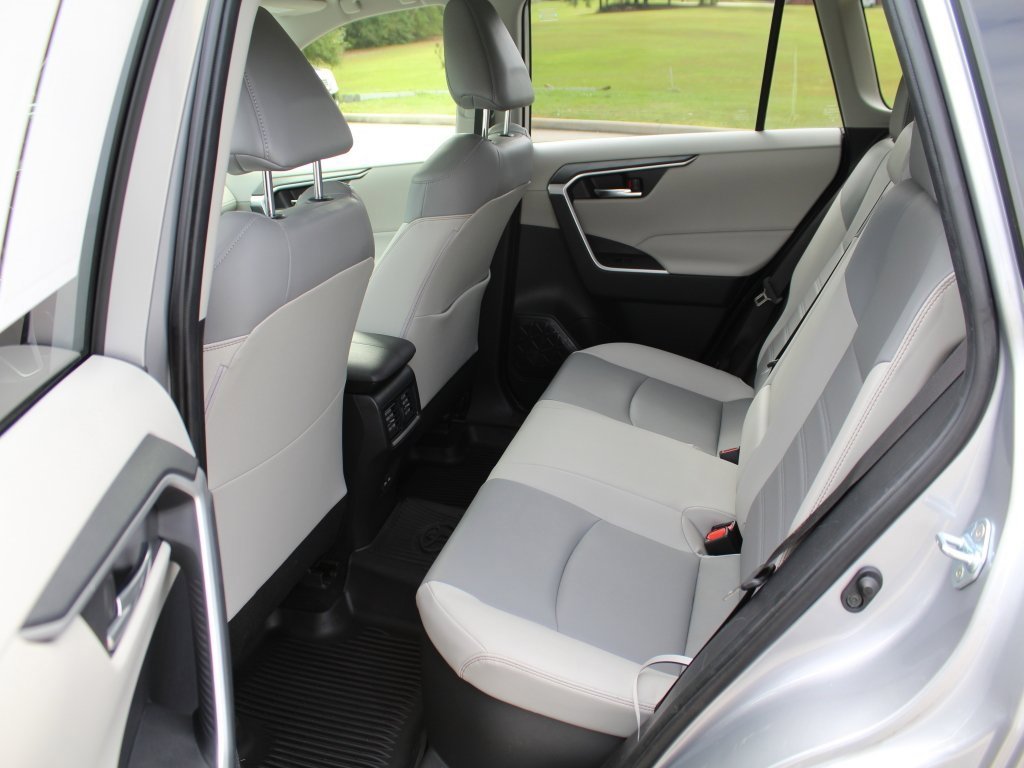 Used 2022 Toyota RAV4 XLE Premium image 11