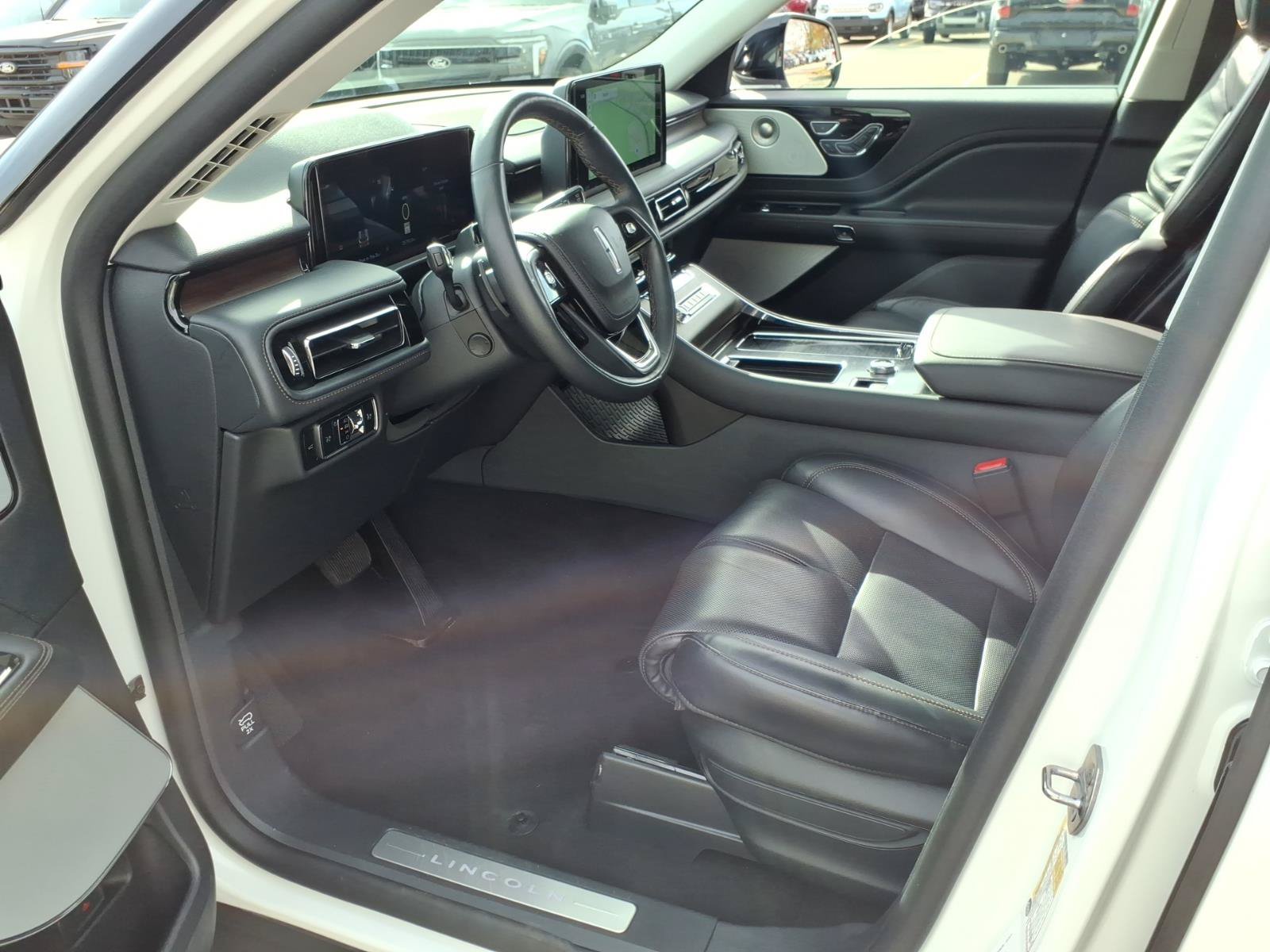 Used 2025 Lincoln Aviator Reserve w/ Equipment Group 201A AWD/4WD image 11