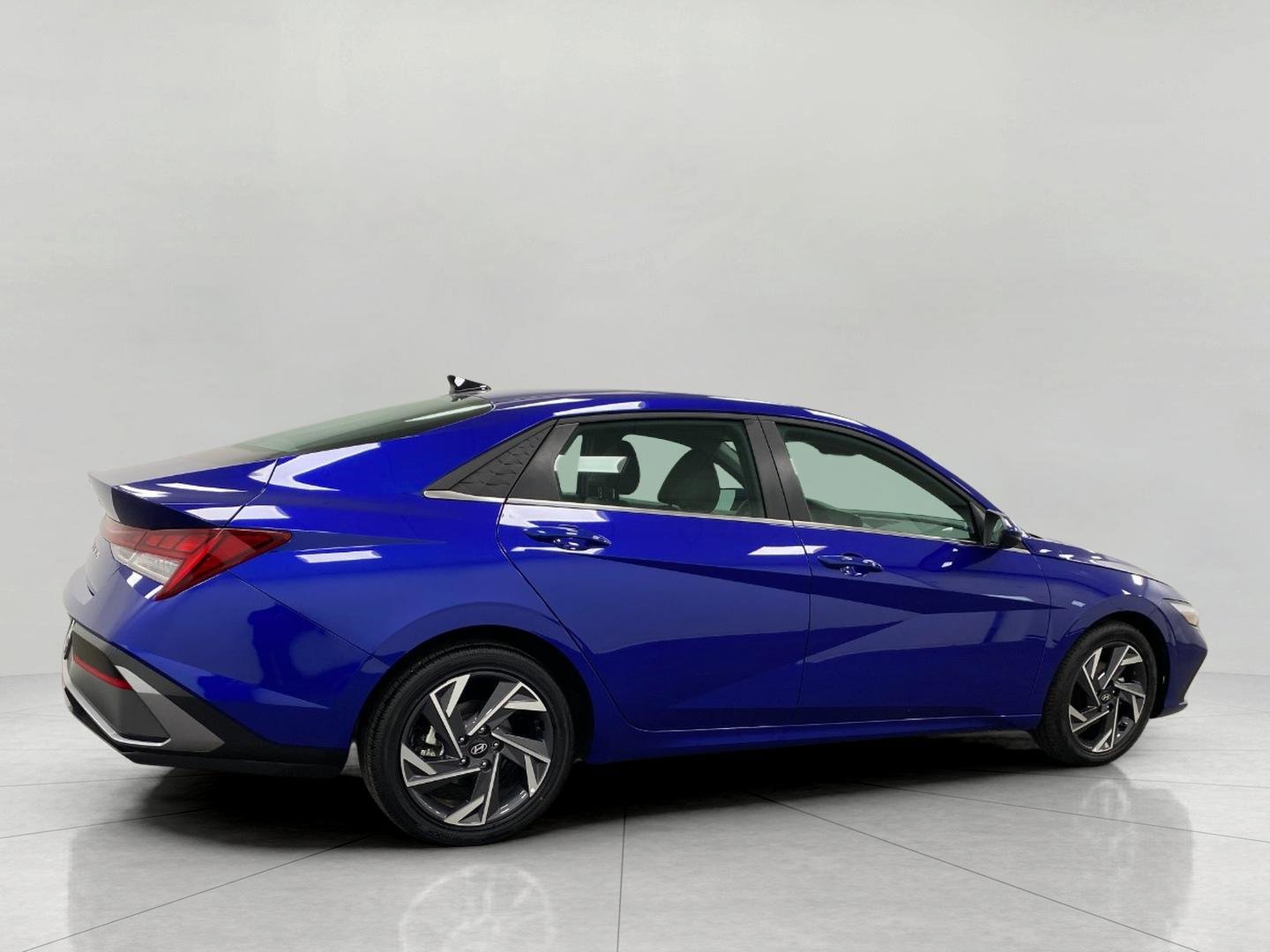 Certified 2025 Hyundai Elantra SEL FWD image 2