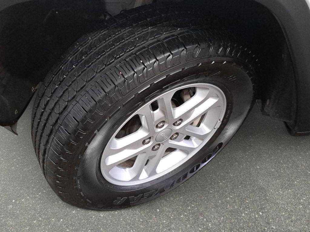 Used 2025 Jeep Grand Cherokee Laredo w/ Luxury Tech Group I image 33