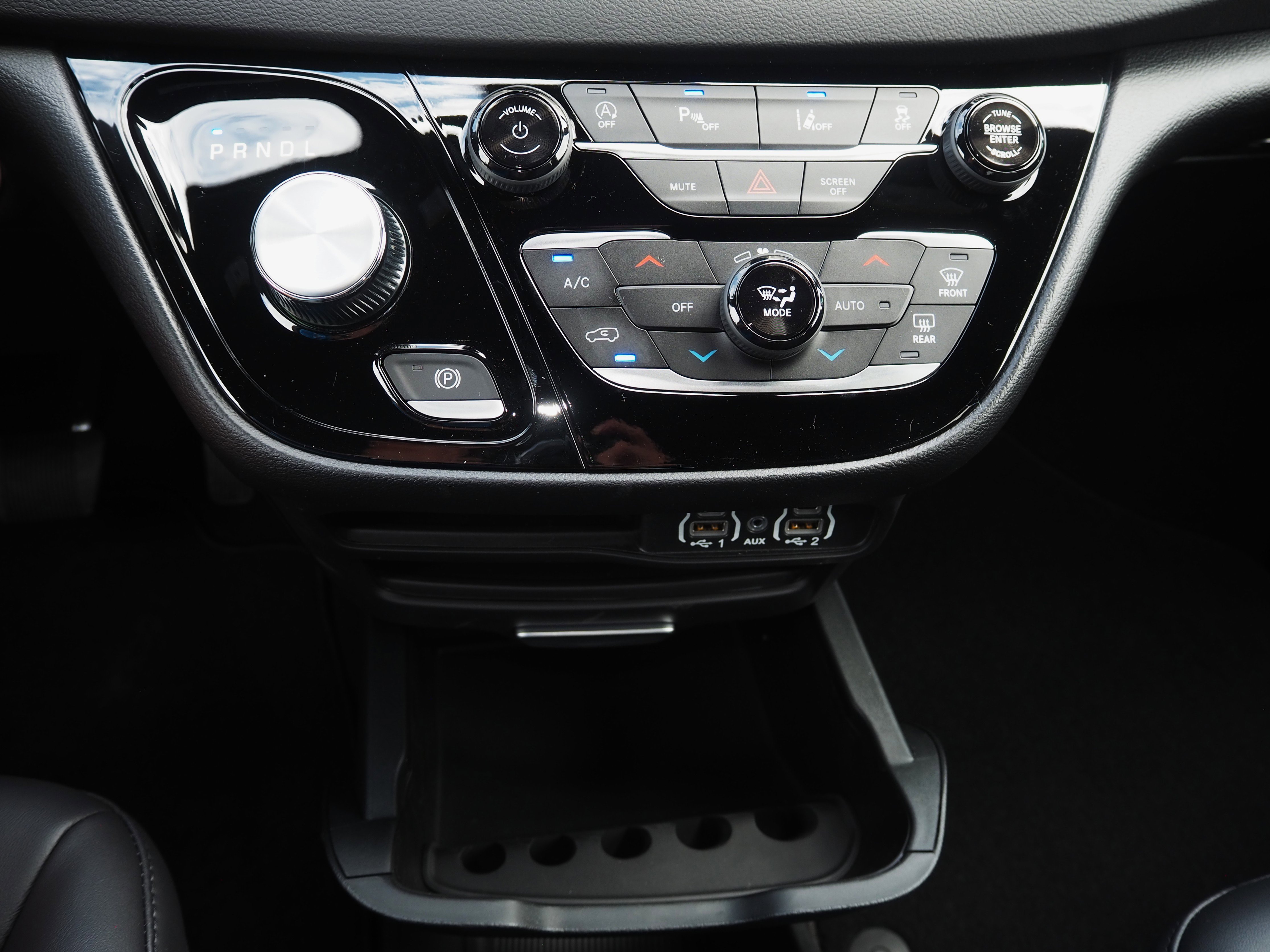 New 2025 Chrysler Voyager LX image 30