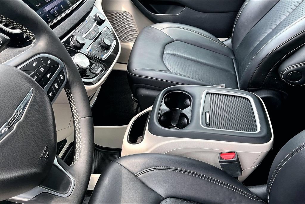 Used 2024 Chrysler Pacifica Touring-L FWD image 18