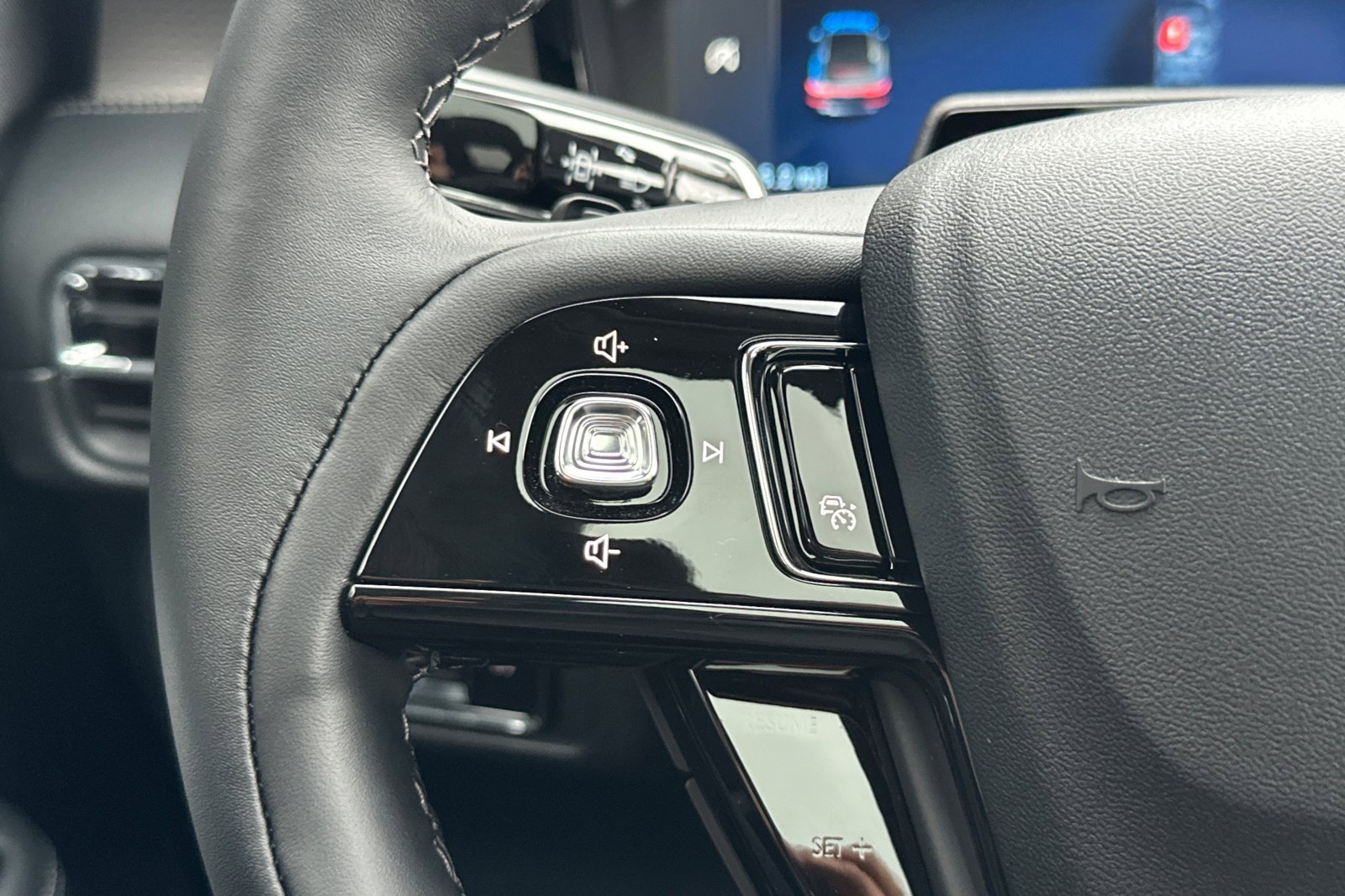 New 2025 Lincoln Corsair Reserve w/ Equipment Group 202A image 24