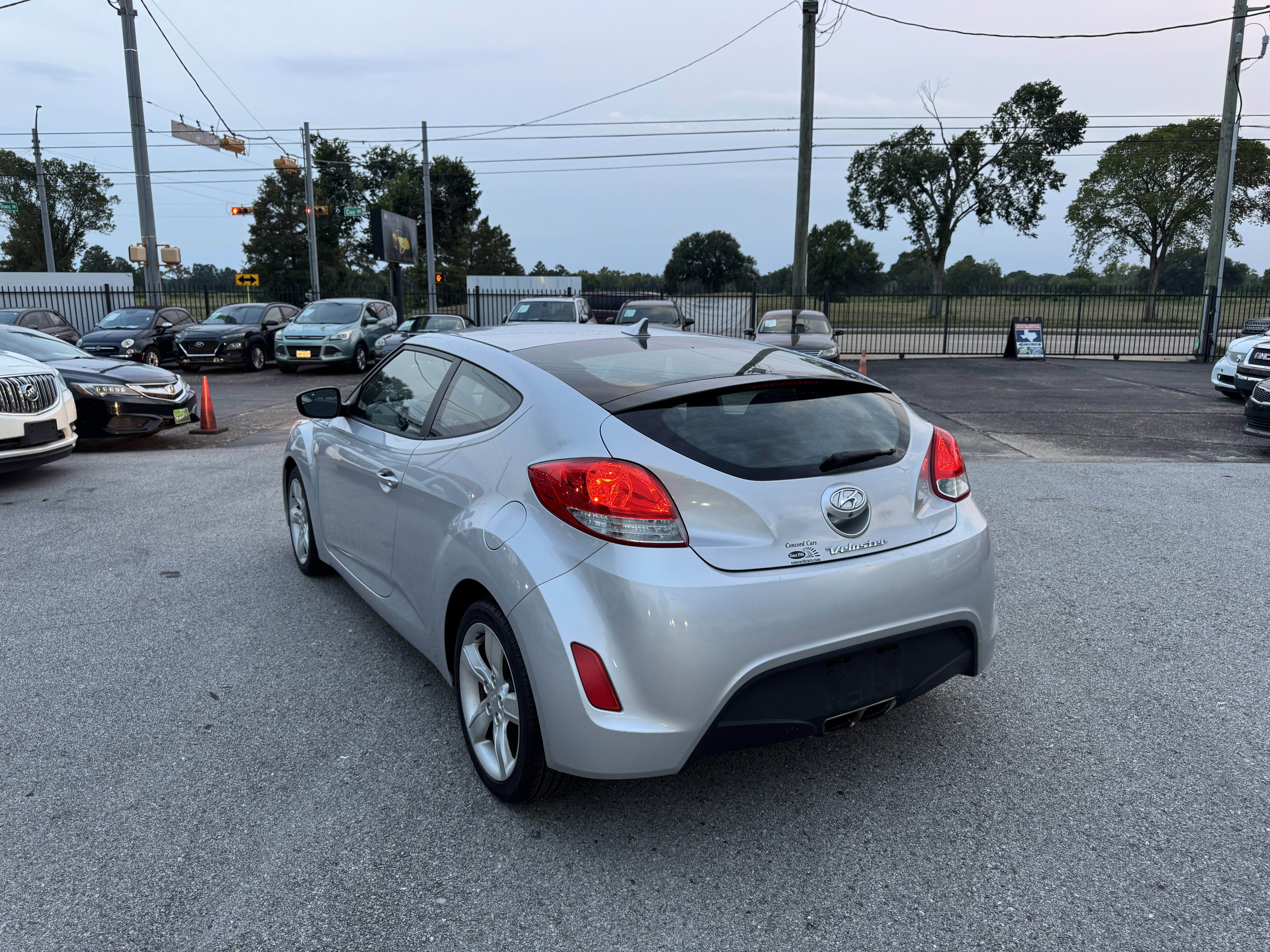 Used 2014 Hyundai Veloster image 10