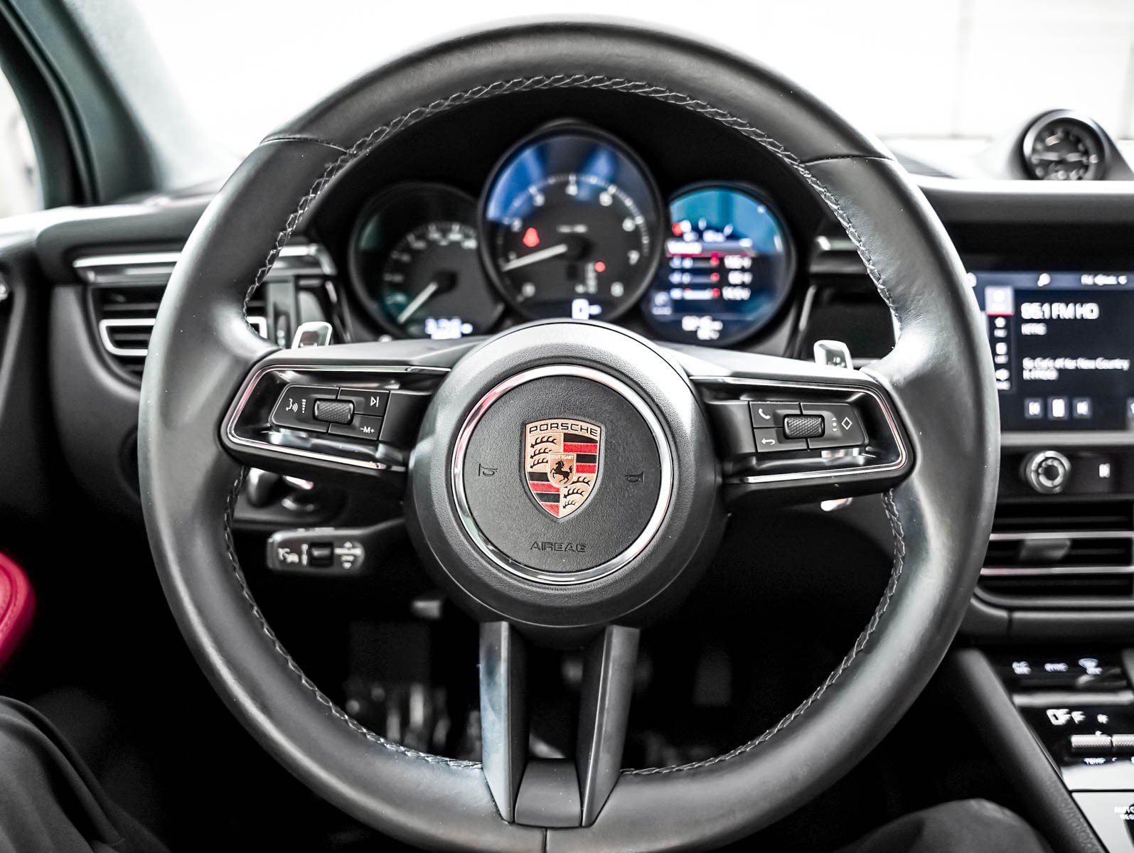 Certified 2023 Porsche Macan AWD/4WD image 17