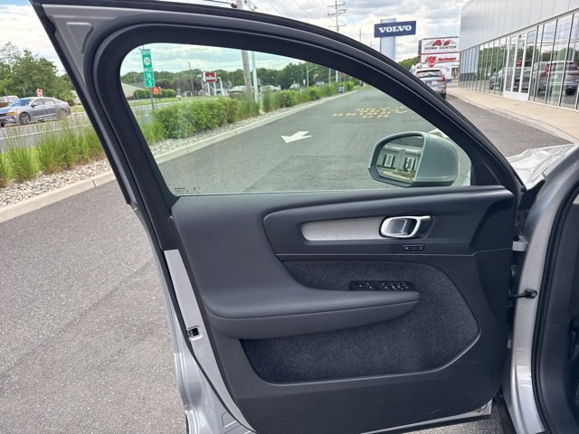 Certified 2025 Volvo XC40 B5 Plus AWD/4WD image 18