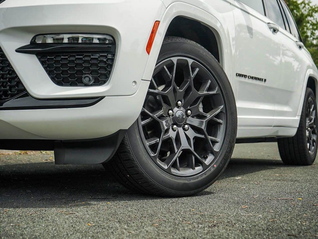 New 2025 Jeep Grand Cherokee Summit image 5