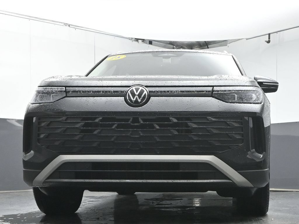 Used 2025 Volkswagen Tiguan SE FWD image 33