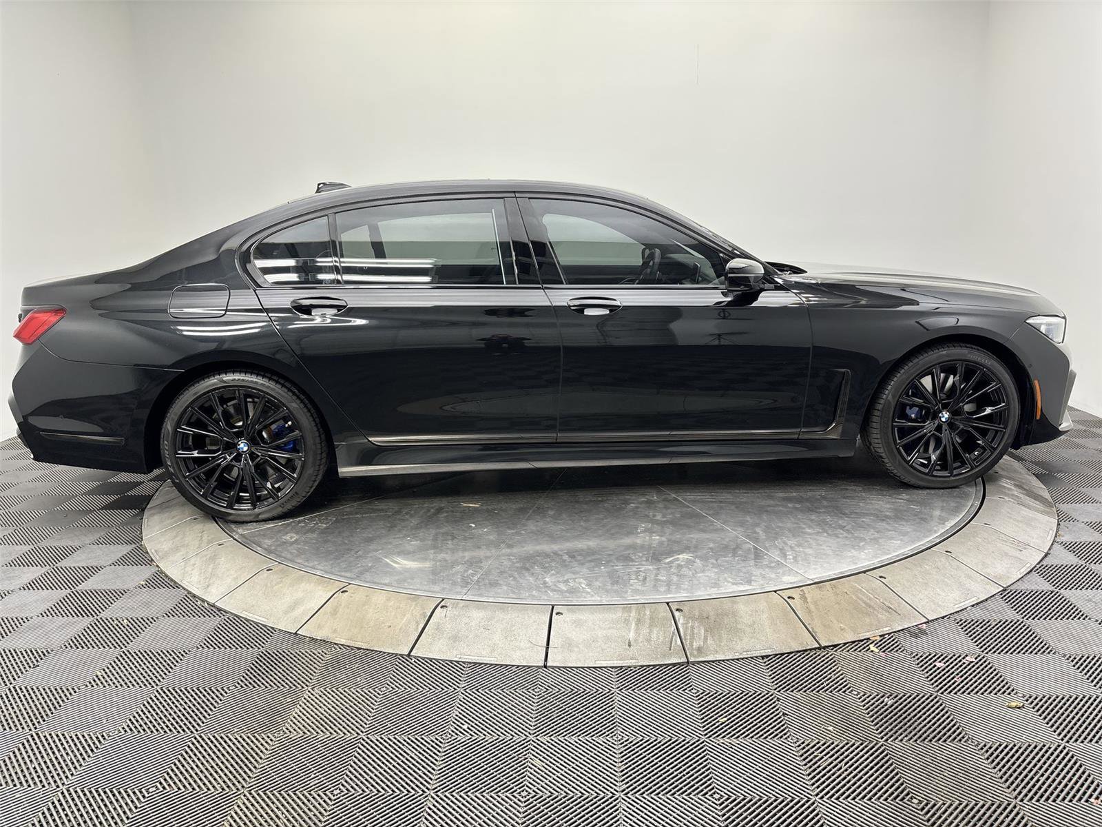 Used 2020 BMW 750i xDrive w/ Executive Package image 17