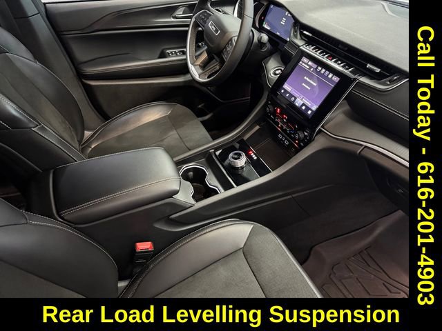 Used 2025 Jeep Grand Cherokee Altitude image 4