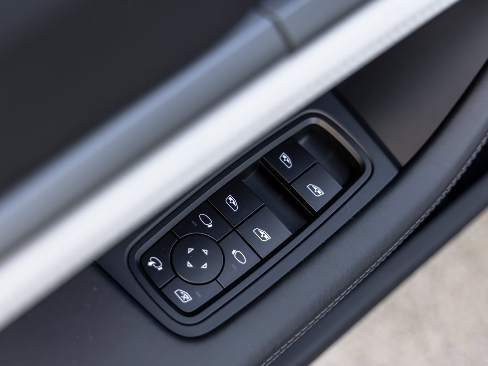 Certified 2025 Porsche Taycan AWD/4WD image 22