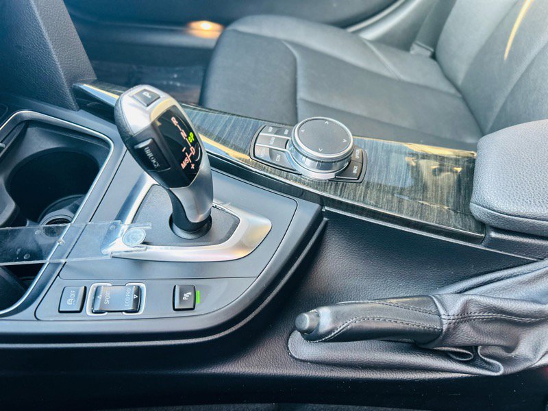 Used 2018 BMW 320i xDrive Sedan w/ Premium Package image 30