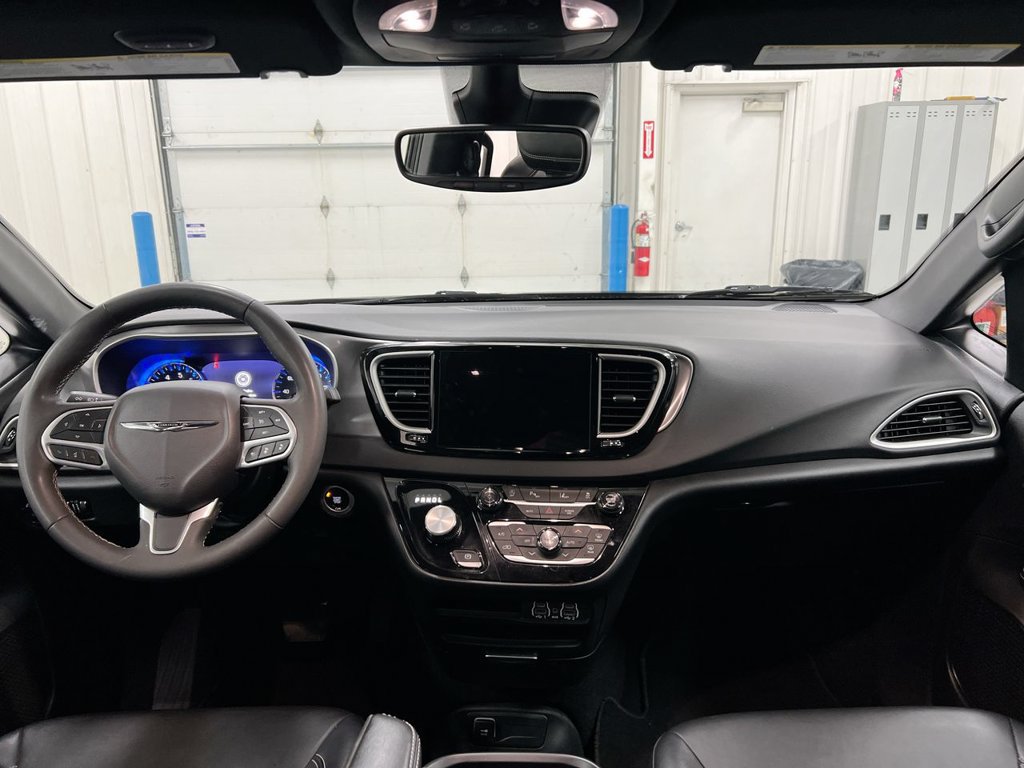 Used 2025 Chrysler Pacifica Select FWD image 10