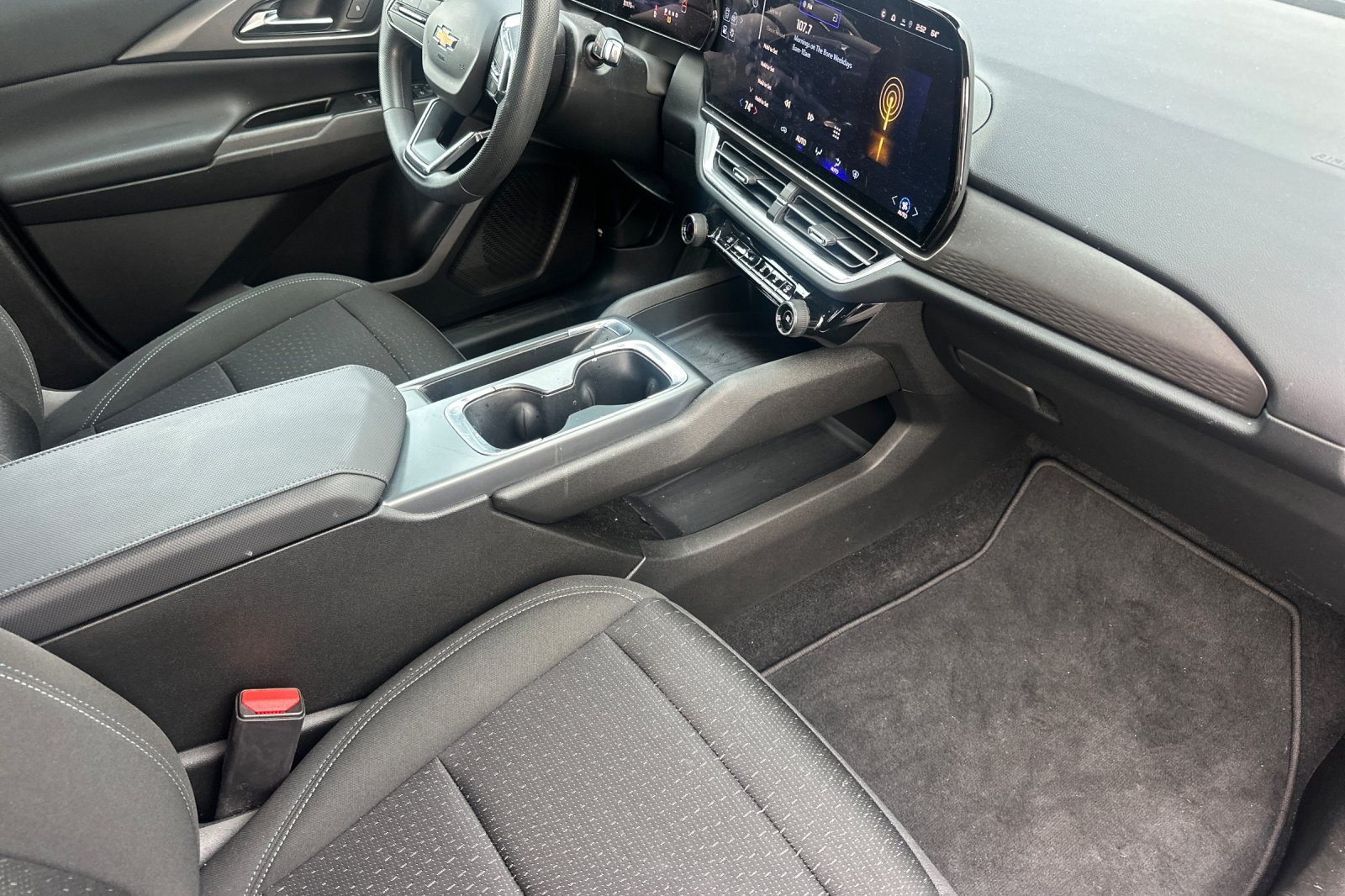 Used 2025 Chevrolet Equinox EV LT FWD image 19