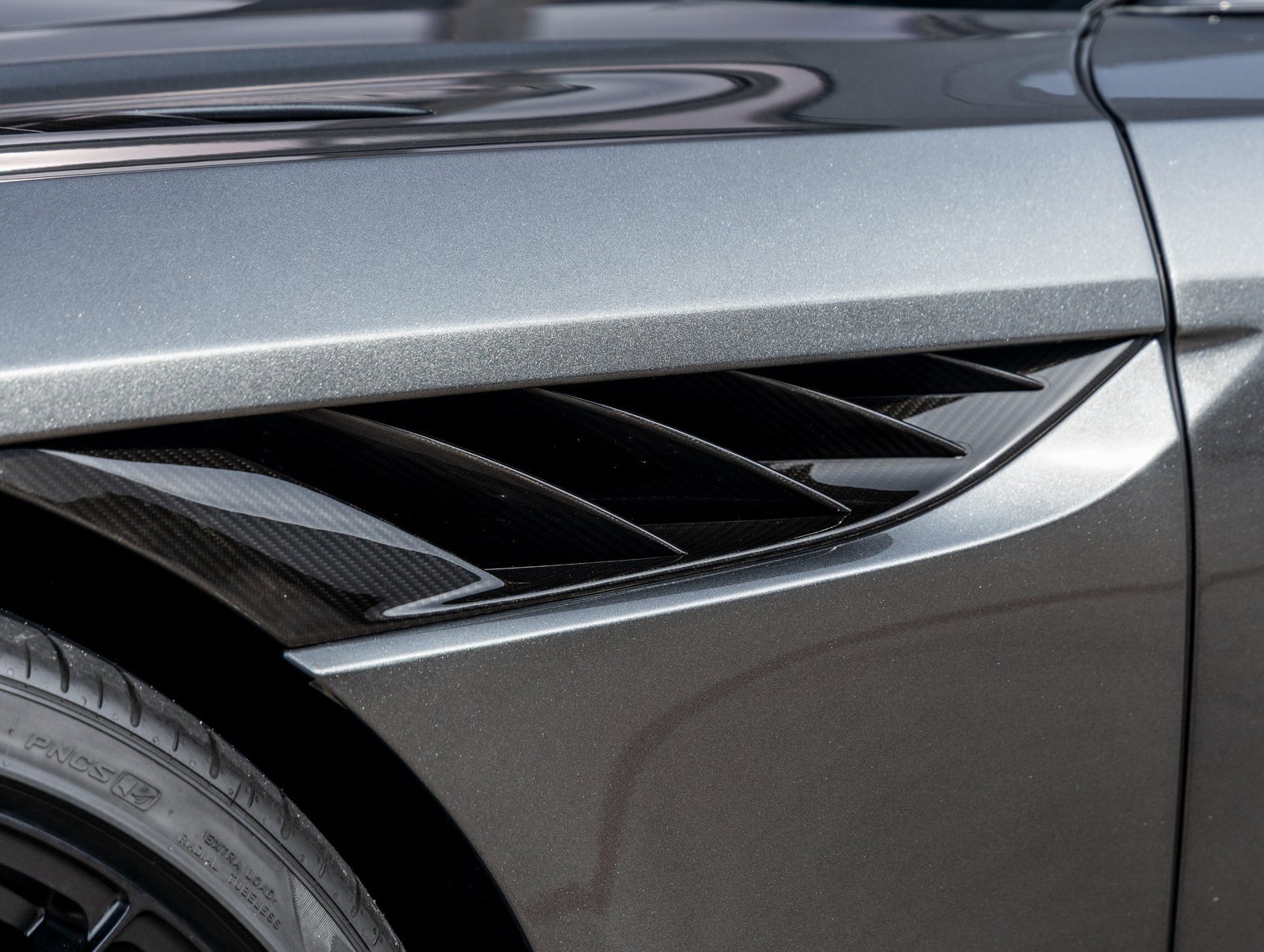 Used 2023 Aston Martin DBS Coupe image 13