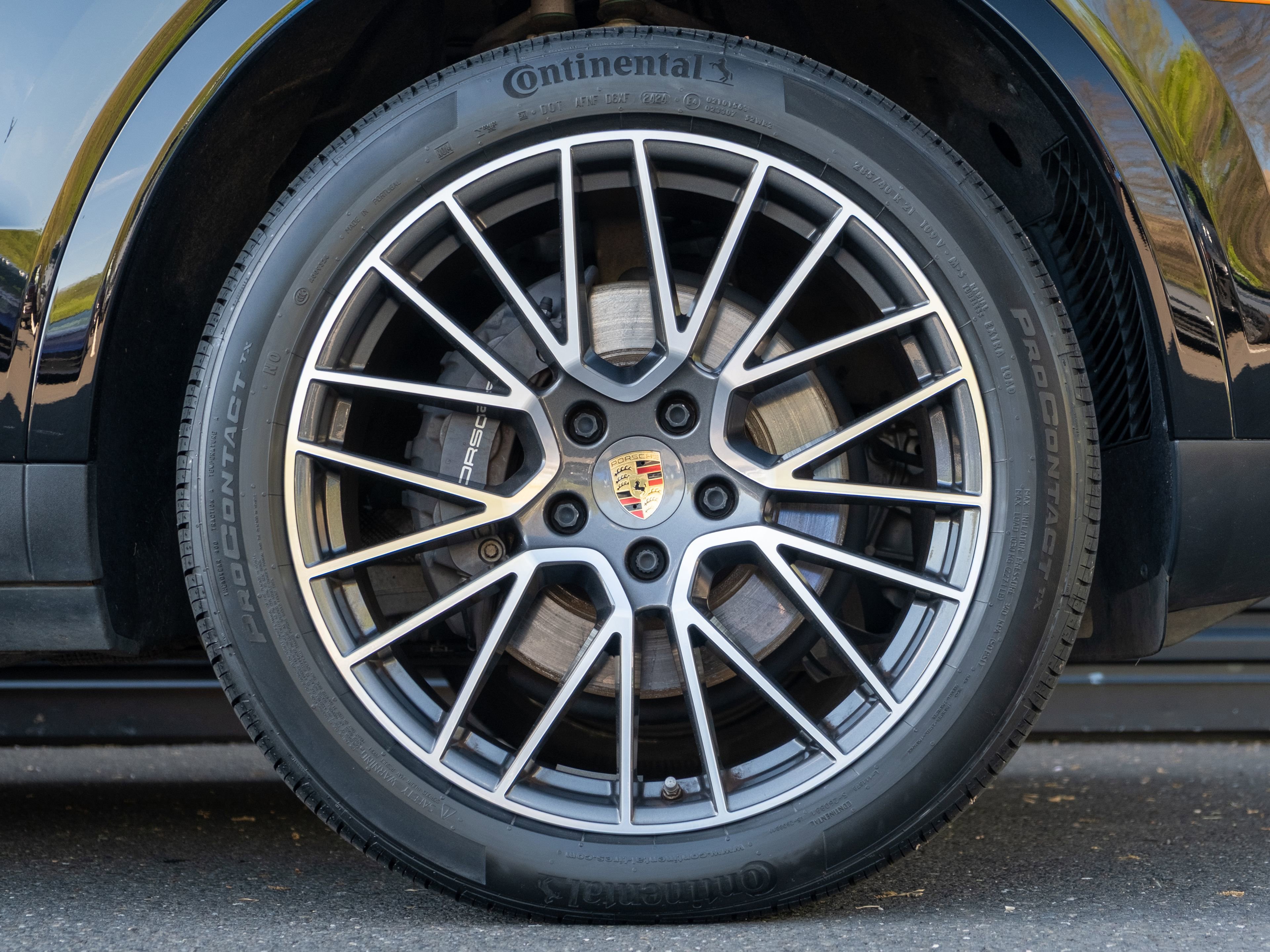 Certified 2022 Porsche Cayenne E-Hybrid AWD/4WD image 15