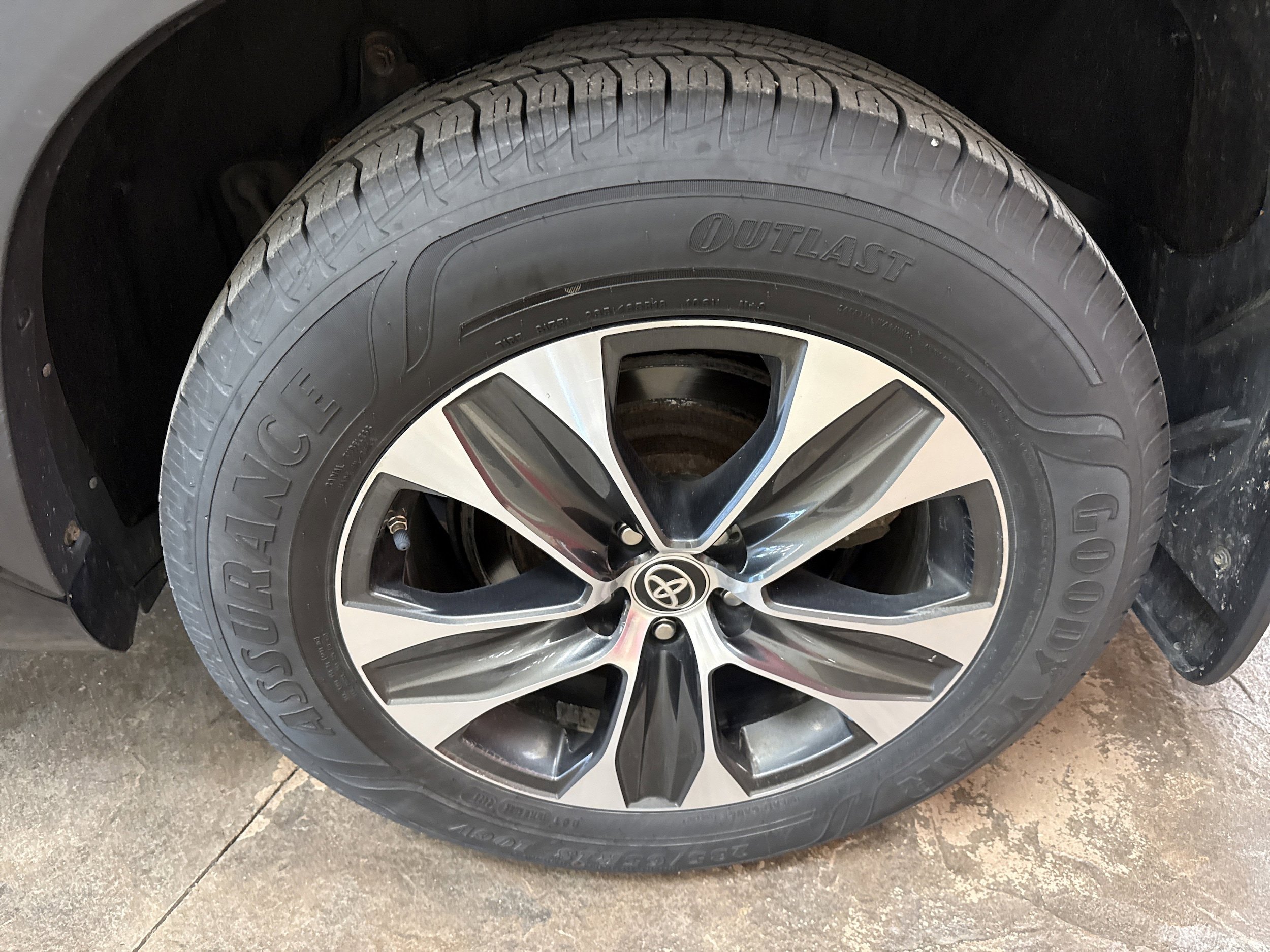 Used 2020 Toyota Highlander XLE AWD/4WD image 7