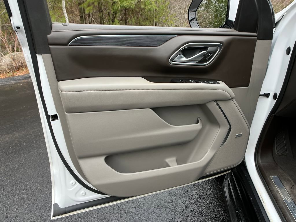 Used 2023 GMC Yukon XL SLT w/ SLT Premium Package image 11