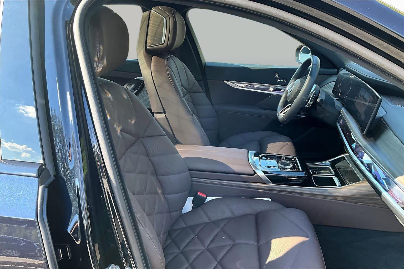 Used 2025 BMW 740i w/ Premium Package RWD image 8