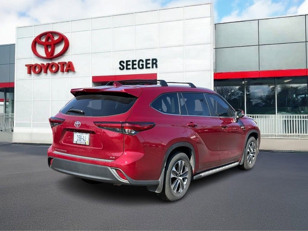 Certified 2023 Toyota Highlander XLE image 3